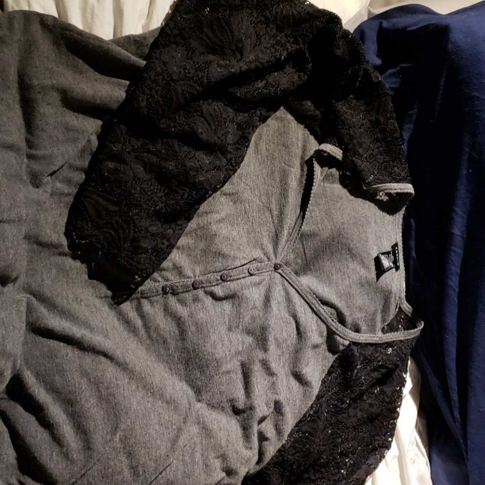 Torrid size 4 gray tee with lace arms